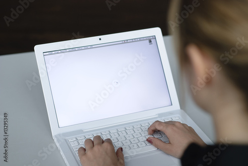 Fotografie, Obraz blonde frau sitzt an computer bildschirm