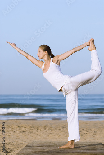 Obraz w ramie Frau macht Yoga am Strand