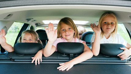 Familie im Auto verreist