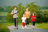 Familie joggt in der Natur