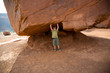 © travelview - Monument Valley,gigantischen Steine, Kinder stützen diese