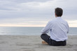 © ArtmannWitte - Geschäftsmann meditiert am Strand