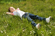 © pictonaut - Mädchen entspannt im Gras
