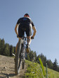 mountain biker beim Berghoch fahren