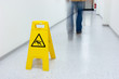 Warnschild für glatten Fußboden
