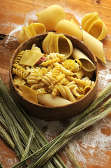 Wall Mural - Pasta mista cruda con spighe di frumento