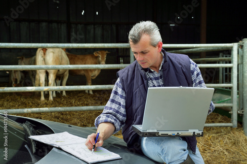 Fotografie, Obraz agriculteur travaillant sur un ordinateur portable