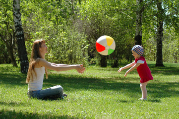 Mother and small girl game of ball