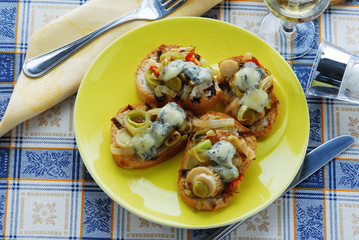 Wall Mural - Crostini al porro e gorgonzola - Antipasti della toscana