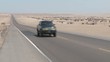 Auto auf langer Straße in Wüste