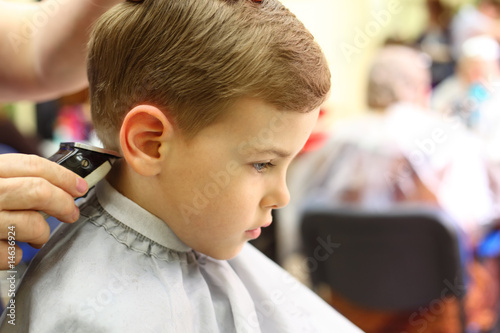 Naklejka na drzwi Boy cut in hairdresser's machine