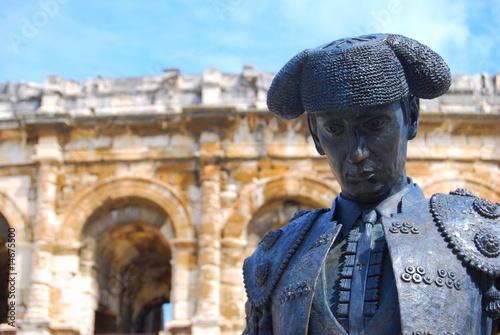 Photographie Statue de toréador et arènes de Nîmes