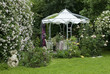 Pavillon im Romantik Garten unter Rosen