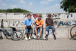 © travelview - drei Freunde ruhen sich vom BMX Fahren aus, Kinder