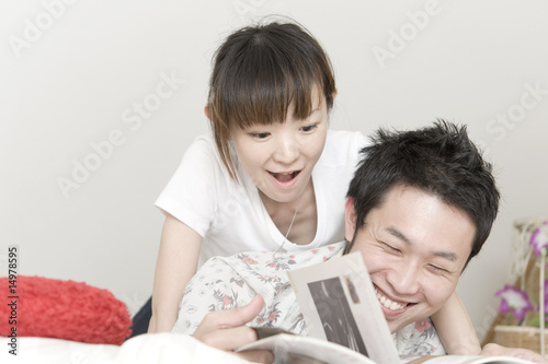 雑誌を一緒に読むカップル Stock Photo Adobe Stock 雑誌を一緒に読むカップル Stock Photo Adobe Stock