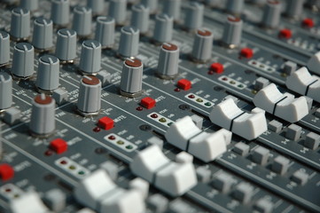 Sound mixing console