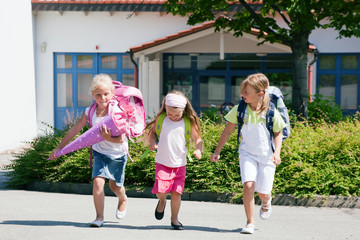 Wall Mural - Drei Schulkinder haben Spaß