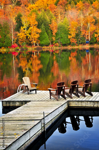 Foto-Vorhang - Wooden dock on autumn lake (von Elenathewise)