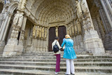 Fototapeta Na drzwi - france; chartres; cathédrâle : touristes au portail nord