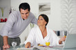 © auremar - Jeune couple prenant leur petit déjeuner devant un ordinateur