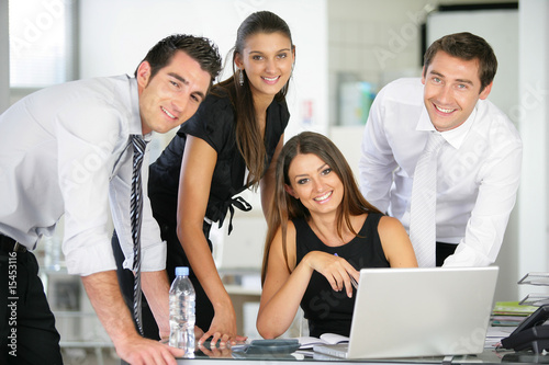 Fotografie, Obraz Portrait de groupe de commerciaux en réunion au bureau