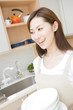© Paylessimages - 料理をする女性