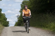 XXL-Model, übergewichtige Frau Fahrrad fahren im Wald