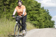 XXL-Model, übergewichtige Frau Rad fahren auf Waldweg