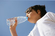 © auremar - Portrait d'un garçon buvant de l'eau à la bouteille