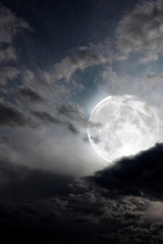 Luna Piena Tra Le Nuvole