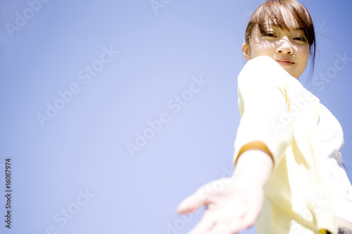 手を差し伸べる女性 Stock Photo Adobe Stock