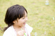 © Paylessimages - シャボン玉で遊ぶ女の子