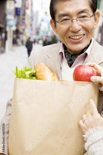 買い物袋を持っている男性 Stock Photo Adobe Stock 買い物袋を持っている男性 Stock Photo Adobe Stock