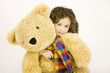 kleines mädchen hält ihren lieblings-teddy in den armen