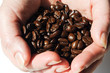 Hände Kaffebohnen voll