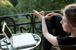 canvas print picture - junge blonde Frau entspannt, Füße hoch, vor Laptop auf Balkon