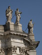 Esculturas en lo alto de la iglesia del Palacio de Versalles