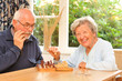 Ein Senior und eine Seniorin spielen Schach III