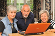 © GordonGrand - Zwei Seniorinnen und ein Senior am Laptop II