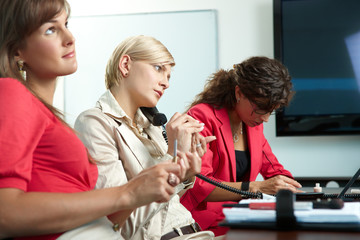 Poster - Businesswomen adjusting makeup