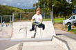 © travelview - Kinder fahren Roller im Skate Park und üben Tricks