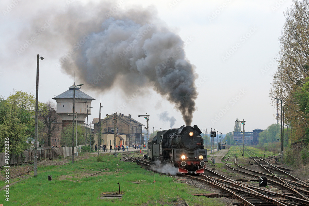 Steam retro train starting from the station - obrazy, fototapety, plakaty 