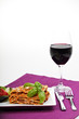 Lasagne al Forno auf einem Teller mit Rotwein