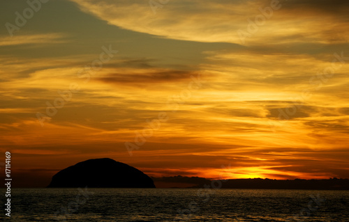 Fotografía sunset over ailsa bass rock