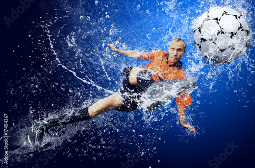 woda-opuszcza-wokolo-gracza-futbolu-pod-woda-na-blekitnym-backgroun
