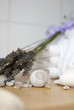 helles, weißes Arragement im Badezimmer, mit Lavendel und Seife