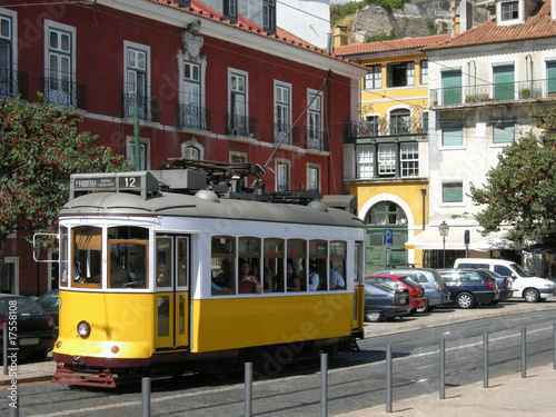 Dekoracja na wymiar  stare-miasto-w-lizbonie-ulica-z-tramwajem