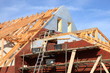 Neubau Einfamilienhaus Dachstuhl Rohbau blauer Himmel