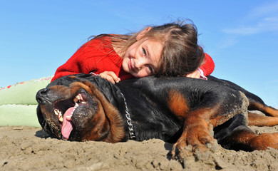 Poster - enfant et son chien sur la plage