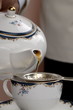 Tee servieren aufbrühen eingießen in Porzellan Tasse